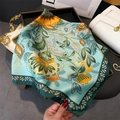 Vista dettagliata di un foulard in seta con stampa floreale vintage e bordi verdi - Verde petrolio