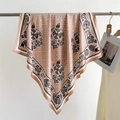 Dettaglio di motivi floreali e geometrici su un morbido foulard quadrato in seta 90cm - Cachi / 90cmx90cm