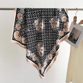 Dettaglio di foulard con stampa floreale e geometrica appeso a una gruccia in legno - Nero / 90cmx90cm