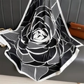 Dettaglio dell'elegante foulard in seta con stampa a rose bianche e nere su pelle - Taglia Grande / Nero (FN249-3)