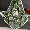 Foulard in seta verde con motivo floreale astratto di rose su divano in pelle - Taglia Grande / Verde Militare (FN249-2)