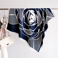 Dettaglio di un foulard in seta floreale blu navy e bianco con una borsa trapuntata - Taglia Grande / Blu Notte (FN249-4)