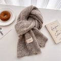 Detalle de bufanda de punto bouclé gris con etiqueta ins y textura de lana suave - Caqui Claro