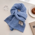 Himmelblauer Strickschal mit Vintage-Label auf weißem Grund mit Winter-Accessoires - 156x24cm / Blau