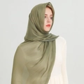 Détail du hijab vert olive doux avec un éclat métallique et une texture légère - 180x70cm / vert clair
