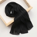 Détail de la texture d'écharpe noire semi-transparente sur cadre bois avec rayures - 180x70cm / Noir