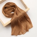 Détail de la texture du foulard en soie bronze montrant un fini brillant et des bords fins - 180x70cm / Camel