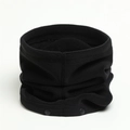 Détail du cache-col en polaire noire avec fermeture à bouton-pression réglable et coutures - Noir (WB76-9)