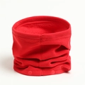 Détail d'un tour de cou en polaire rouge avec fermeture à boutons-pression et coutures - Rouge (WB76-8)