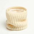 Dettaglio scaldacollo in maglia beige con morbida fodera in pile e trama spessa - Beige