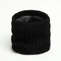 Detalle del exterior de punto negro grueso y el forro polar gris del cuello para invierno - Negro