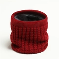 Detalle de calentador de cuello de punto rojo con forro de piel sintética gris suave - Rojo