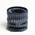 Detalle del calentador de cuello de invierno con punto de pata de gallo azul y forro polar gris - Azul marino