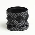 Dettaglio dello scaldacollo invernale in maglia con motivi geometrici grigi e fodera in pile - Nero (Geometrico Nero e Grigio)