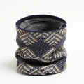 Dettaglio dello scaldacollo invernale in maglia con motivo blu navy e fodera in pile - Blu Navy (Geometrico Blu Navy e Beige)