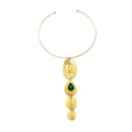 Girocollo vintage dorato con ciondolo a goccia in vetro verde su sfondo bianco - Oro