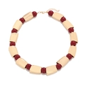 Collana geometrica vistosa con barre dorate e perle bordeaux su sfondo bianco pulito - Stile Geometrico Rosso Vino e Oro (A)