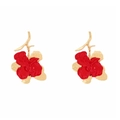 Elegante goldene Blumenohrringe mit roten Emaille-Blütenblättern und Metallanhängern - Rot