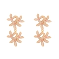 Elegante goldfarbene mehrlagige Blumenohrringe mit handgefertigten rosa Emailleblüten - Weiß + Rosa