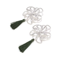 Pendientes bohemios de plata calada con borlas de seda verde oscuro sobre fondo blanco - Verde
