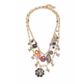 Collana multistrato vintage dorata con fiori in smalto nero e ciondoli a cuore su sfondo bianco - Oro Antico