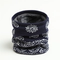 Dettaglio scaldacollo in maglia blu scuro con motivo paisley e fodera in pile grigio - 25*20cm / Blu navy