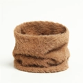 Detail van bruine nekwarmer van imitatiebont met zachte pluche textuur en dik materiaal - Kameel (WB79-4)