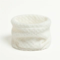Detail van zachte witte nekwarmer van imitatiebont met dikke gebreide textuurdetails - Wit (WB79-3)