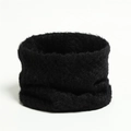Detail van zwarte nekwarmer van zacht imitatiekonijnenbont met dikke pluche textuur - Zwart (WB79-2)