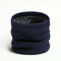 Dettaglio dello scaldacollo in maglia invernale con fodera in pile e trama blu notte - Blu navy