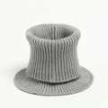 Primer plano del calentador de cuello gris de punto acanalado con textura suave y elástica - 27x17cm / Gris (WB84-1)