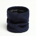 Detail van donkerblauwe gebreide nekwarmer met zachte grijze fleecevoering voor winter - 25x20cm / Marineblauw