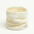 Detail van de crème wafelgebreide nekwarmer met zachte dikke fleece voering - 25x20cm / Wit