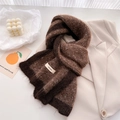 Sciarpa di lana a maglia marrone con patch di lettere su blazer beige per la moda autunno - 166x20cm / Castano