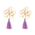 Pendientes boho de flores doradas caladas con flecos de seda color púrpura - Morado
