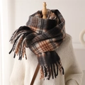 Dettaglio di sciarpa vintage a quadri con frange lunghe e morbida trama in cashmere - Nero