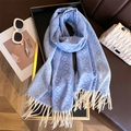 Weicher blauer Winterschal mit weißem Jacquard-Blumenmuster und langen Zierquasten - 192x64cm (Einschließlich Fransen) / Meliertes Blau