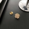 Elegante gouden bloembroche met witte zirkonia en een stevige vlindersluiting - Gouden Roterende Bloem (78#XZ)