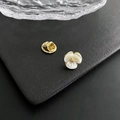 Mini spilla a fiore in conchiglia con bordo dorato e chiusura a farfalla su nero - Stile Mini Fiore (79#XZ)