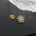 Spilla a margherita dorata con petali in zircone e perla centrale decorativa - Stile Fiore d'Oro