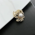 Elegante spilla a vortice dorata con zirconi micro-pavé e perla bianca centrale - Spilla Traforata 22#xz