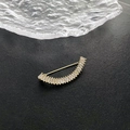 Eleganter goldener Mondsichel-Anstecker mit rechteckigen Kristallen auf dunklem Grund - Smiley Brosche (87#XZ)