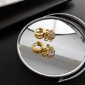 Gouden titanium stalen vlinder oorringen met een glanzende ronde zirkoon steen - Gouden vlinder