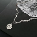 Collana a doppio strato in argento minimalista con ciondolo a disco inciso - Collana Moneta Con Lettere in Acciaio al Titanio (04-M21) / Argento