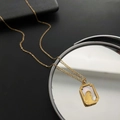 Collana in acciaio al titanio dorato con pendente in madreperla e motivo a coniglio - Oro