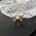Boucles d'oreilles cœur dorées avec fini nacré et gouttes en zircon étincelant - Boucle Coeur Dorée
