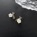 Elegante goldene Blumenohrstecker mit Kristallen und weißen Blüten auf grauem Leder - Muschel Blumen Kreuz Strass Ohrstecker (1-8#17)