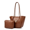 Set borsa tote intrecciata marrone con chiusura in metallo e pochette coordinata chic - Marrone