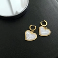 Boucles d'oreilles créoles cœur dorées avec élégant insert en nacre blanche pour femme - Doré