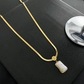Collar de cadena dorada con colgante rectangular de nácar y moneda con Love - Dorado